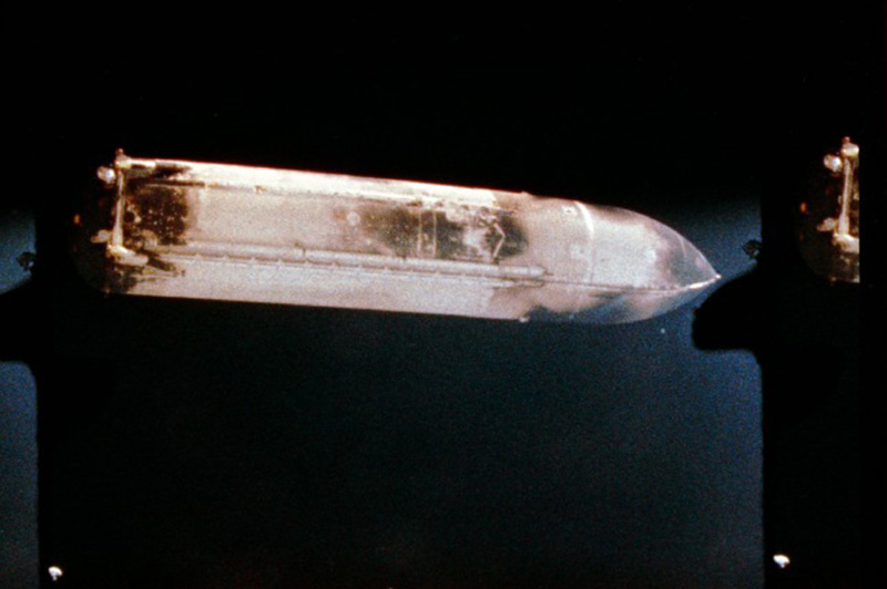 Illustration for article titled This Is Why The Space Shuttle's External Fuel Tank Stopped Being Painted White